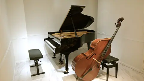 ピアノスタジオ リュバン（グランドピアノとコントラバスのある部屋）