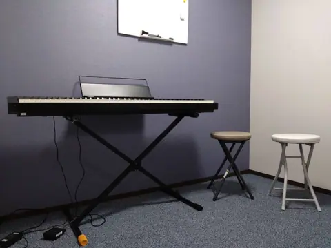 +MUSIC金沢（プラスミュージック金沢）：キーボードのある部屋