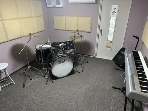 レンタル音楽スタジオ +MUSIC 京都河原町(ドラムとキーボードのある部屋)