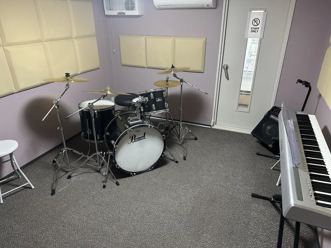 レンタル音楽スタジオ +MUSIC 京都河原町（ドラムとキーボードのある部屋）