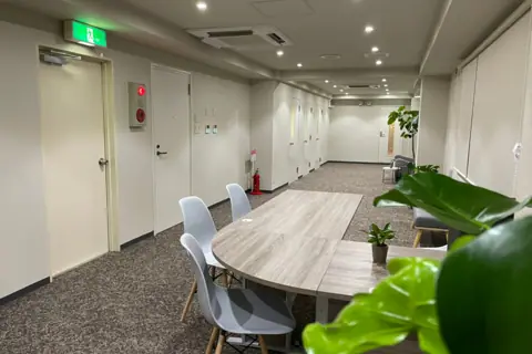 レンタル音楽スタジオ +MUSIC 京都河原町：テーブルのある共用スペース