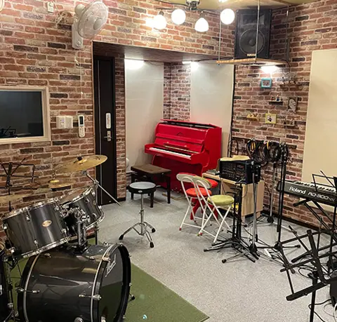ミュージックスタジオ ポンテヴェッキオ(ドラムと赤いピアノのあるスタジオ)
