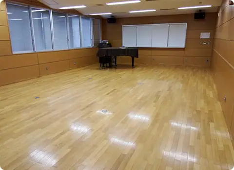 花島コミュニティセンター 音楽室（グランドピアノのある板張りの部屋）