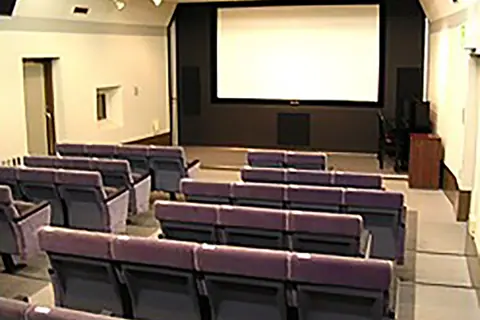 大東市立文化情報センター DIC21 ホール：客席とスクリーンのある部屋