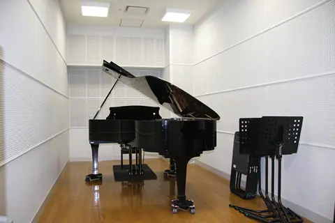 福井県立音楽堂 ハーモニーホールふくい 練習室：グランドピアノのある練習室