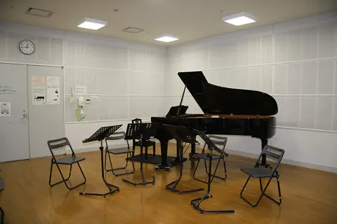 福井県立音楽堂 ハーモニーホールふくい 練習室：グランドピアノと譜面台のある練習室
