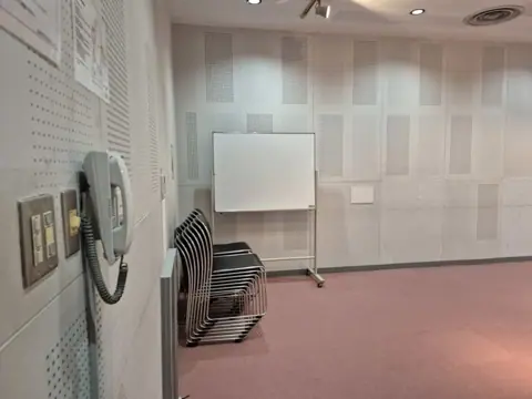 船橋市勤労市民センター 音楽室：ホワイトボードと椅子のある音楽室