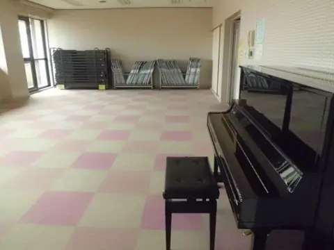 薬円台公民館 音楽室（音楽室とアップライトピアノ）