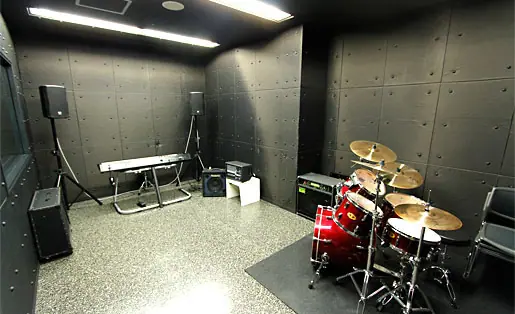 八戸ポータルミュージアム はっち 音のスタジオ（音のスタジオ　ドラム・キーボード・アンプ）