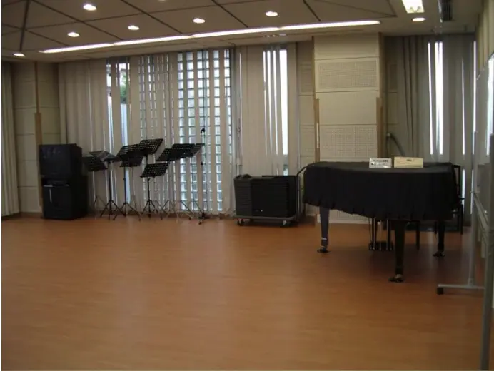 八王子市台町市民センター 音楽室（グランドピアノと譜面台のある音楽室）