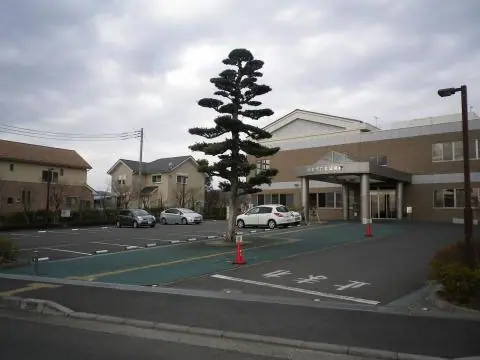 秦野市立北公民館 音楽室(公民館の建物正面と駐車場)