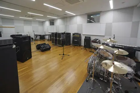 東大阪市文化創造館 音楽スタジオ：ドラムとアンプのある練習室