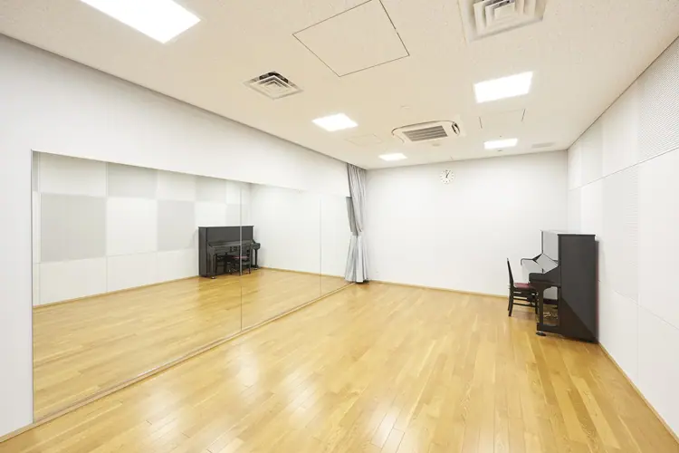 東大阪市文化創造館 創造支援室M（ピアノと鏡のある部屋）