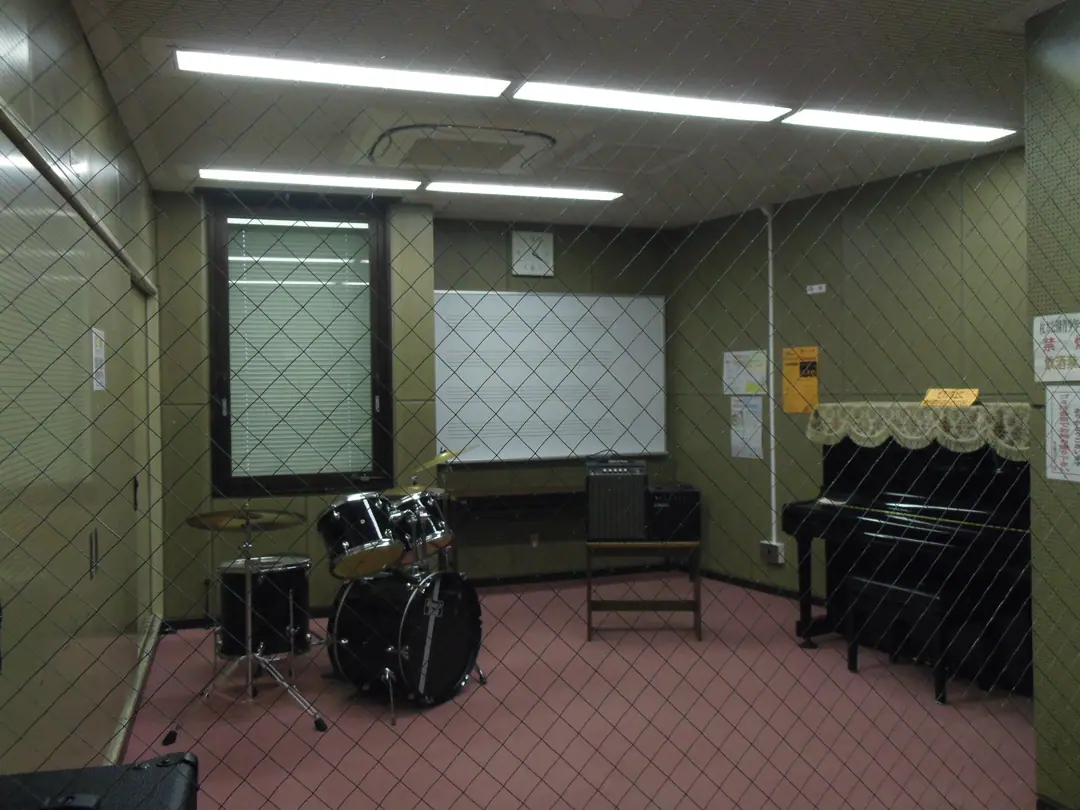 枚方市立枚方公園青少年センター 音楽室（第1音楽室のドラムセットとピアノ）