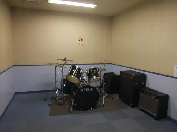 枚方市立南部生涯学習市民センター 音楽室・スタジオ(ドラムセットとアンプのある部屋)
