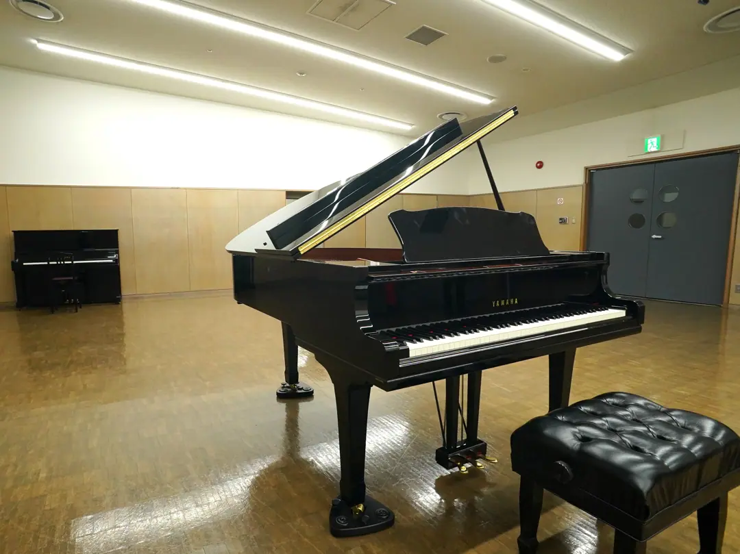 日立シビックセンター 音楽室・スタジオ（グランドピアノとアップライトピアノのある部屋）