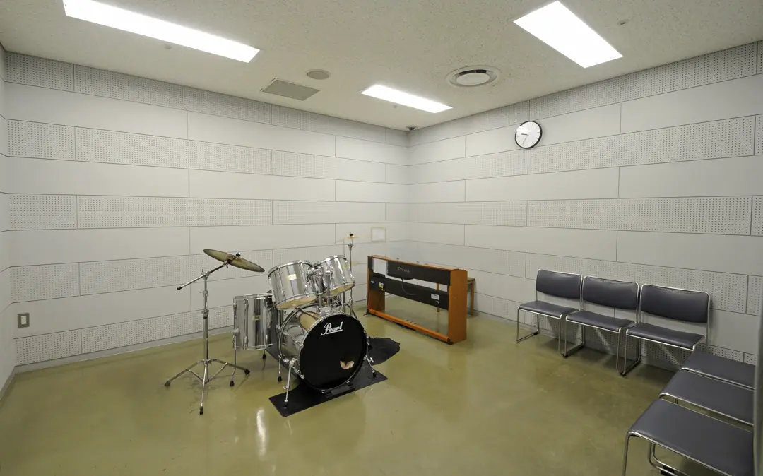 市川市生涯学習センター(メディアパーク市川) 音楽スタジオ(音楽スタジオ1のドラムセット)