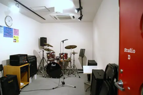 池田市民文化会館（アゼリアホール） スタジオ：Studio Dのドラムとアンプ