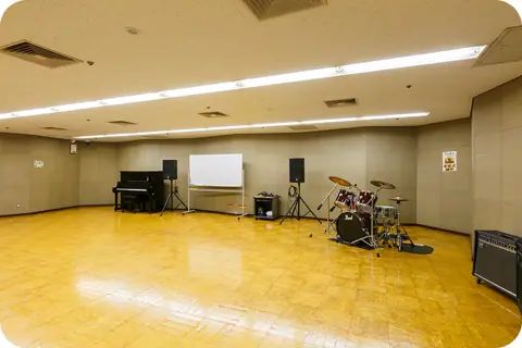 埼玉県県民活動総合センター 音楽スタジオ：ドラムセット・ピアノ・アンプのある音楽スタジオ