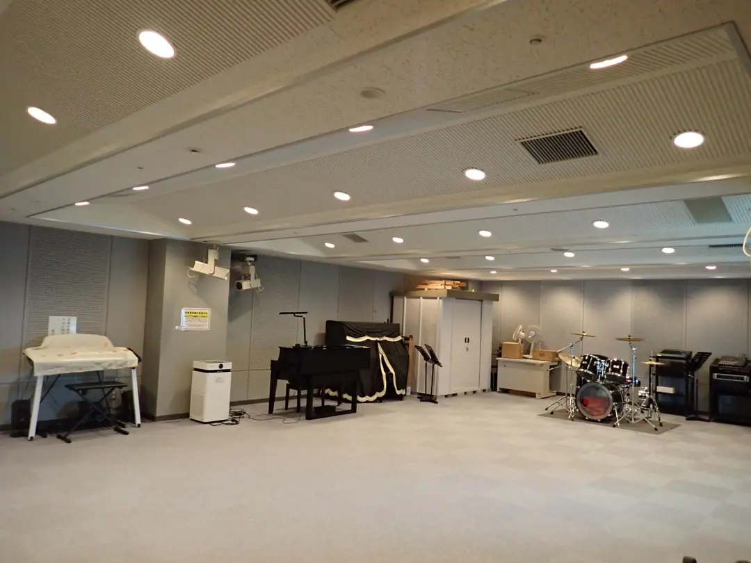 貝塚市青少年センター 音楽室（音楽スタジオ）（ピアノやドラムのある音楽室）