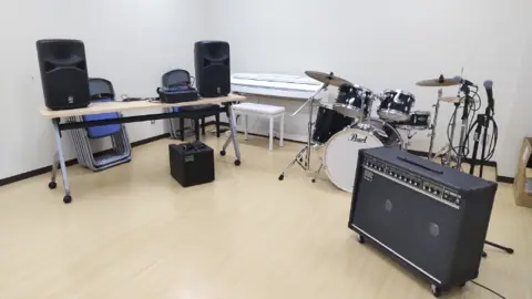 加古川市立野口公民館 音楽室（音楽室のドラムとアンプ）
