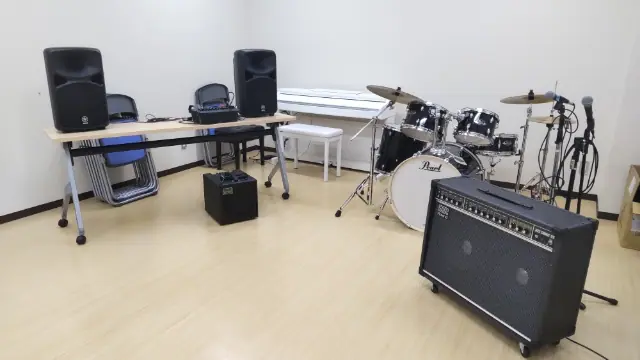 加古川市立野口公民館 音楽室（音楽室のドラムとアンプ）