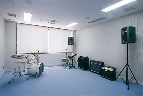 神埼市千代田文化会館「はんぎーホール」スタジオ：ドラム、アンプ、スピーカーのある部屋