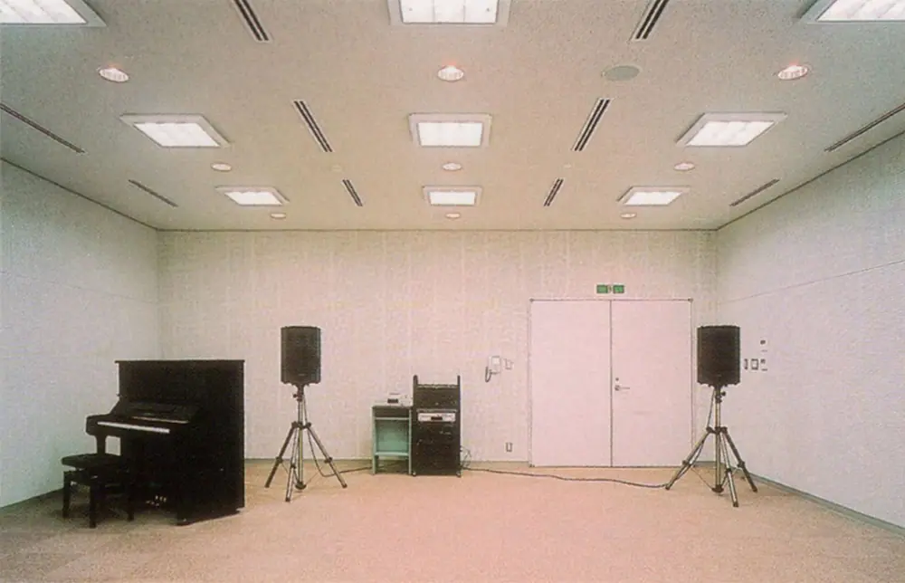 鹿島市生涯学習センター「エイブル」音楽スタジオ(アップライトピアノとスピーカーのある部屋)