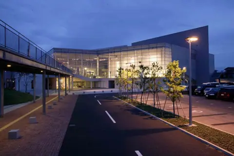 北上市文化交流センター さくらホール アートファクトリー（練習室）：夕方の外観
