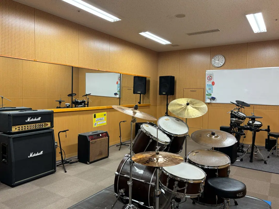 北九州市立ユースステーション スタジオ（スタジオのドラムとアンプ）