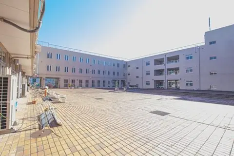 清瀬市コミュニティプラザひまわり 音楽室：建物の外観と中庭