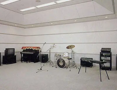 神戸市立北区文化センター 音楽室（音楽室のドラムとピアノ）