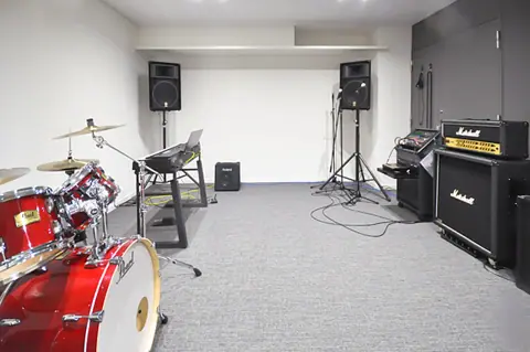 高知県立塩見記念青少年プラザ 音楽スタジオ（ドラム、アンプ、キーボードのあるスタジオ）