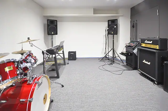 高知県立塩見記念青少年プラザ 音楽スタジオ（ドラム、アンプ、キーボードのあるスタジオ）