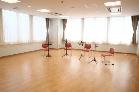 東大島文化センター 音楽スタジオ：譜面台と椅子のある部屋