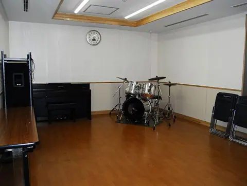 砂町文化センター 第1・第2音楽室：ドラム・アップライトピアノ・アンプのある練習室
