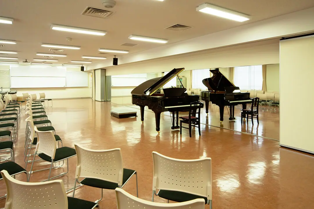 京都堀川音楽高等学校 レッスン室(グランドピアノ2台のあるレッスン室)