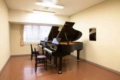 京都堀川音楽高等学校 レッスン室：グランドピアノ2台のあるレッスン室