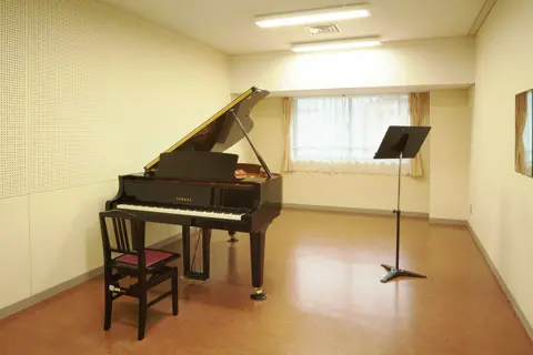 京都堀川音楽高等学校 レッスン室：グランドピアノと譜面台のあるレッスン室