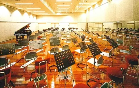 松戸市文化会館 森のホール21 森のスタジオ:グランドピアノと譜面台のある練習室