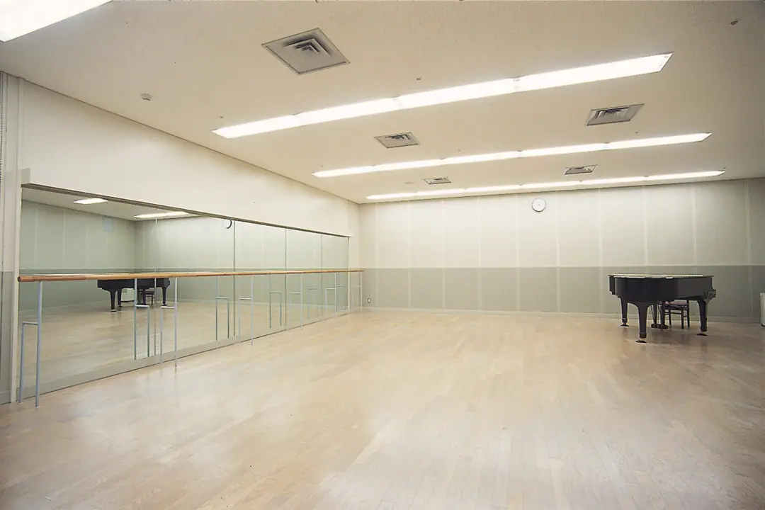 南足柄市文化会館（金太郎みらいホール）リハーサル室・練習室（鏡とピアノのある練習室）
