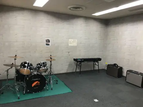 箕面市立中央生涯学習センター 音楽室・録音室（ドラムセットとアンプのある音楽室）
