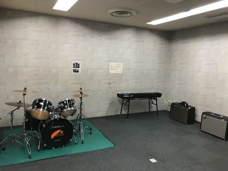 箕面市立中央生涯学習センター 音楽室・録音室（ドラムセットとアンプのある音楽室）