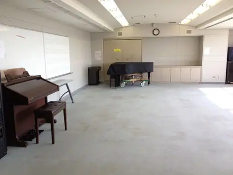 箕面市立萱野中央人権文化センター（らいとぴあ21） 音楽室（音楽室（グランドピアノとエレクトーン））