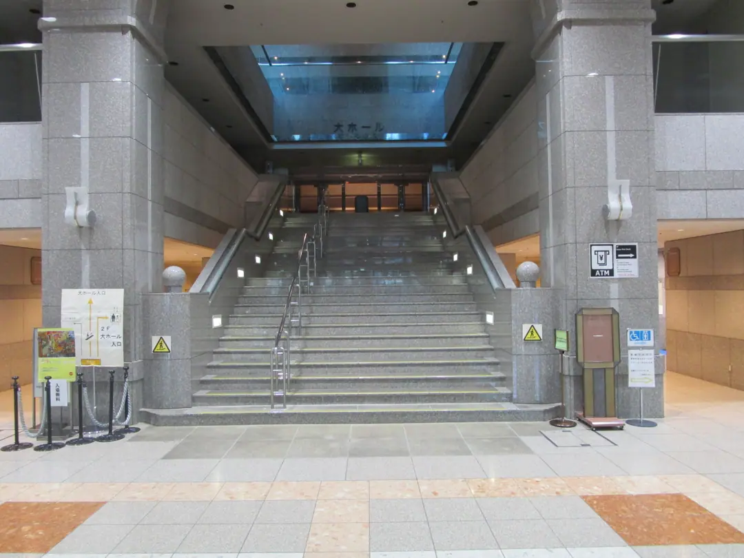 盛岡市民文化ホール 音楽練習室(エントランスの階段)