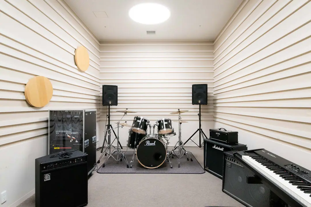 長野市芸術館 練習室（バンド練習室・音楽練習室・リハーサル室）（ドラム、アンプ、キーボードのある部屋）
