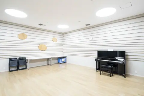 長野市芸術館 練習室（バンド練習室・音楽練習室・リハーサル室）：アップライトピアノのある部屋