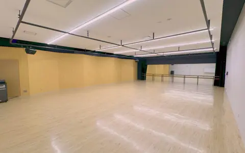 スターツおおたかの森ホール リハーサル室・スタジオ:鏡とバーのある広い部屋