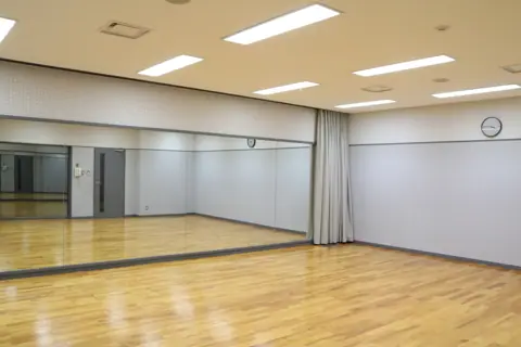 奈良市音声館 個人レッスン室・プレイルーム：鏡のある部屋