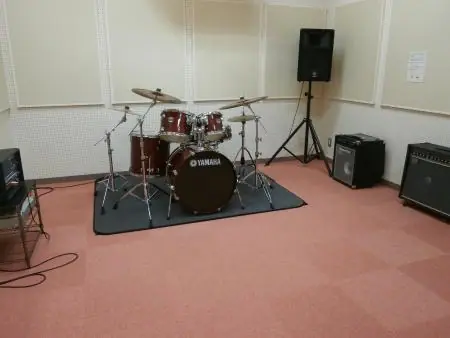 文化交流ひろば 音楽練習室1・2（ドラムセットとアンプのある練習室）